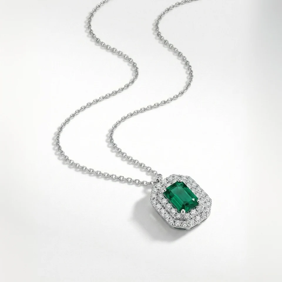 u8542672258_an_elegant_emerald_necklace_with_an_octagonal-sha_63f5030a-49c9-44c9-aace-1dce97b065d0_0